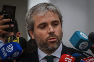 Acusación constitucional y críticas del oficialismo: el fuego cruzado que enfrenta Blumel