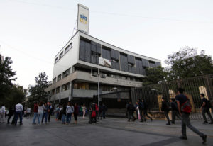 Alumnos del Instituto Nacional bloqueron la Alameda en el inicio del año escolar