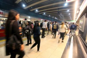 Metro de Santiago cierra varias estaciones por incidentes