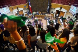 Senado aprueba paridad de género en convención constitucional