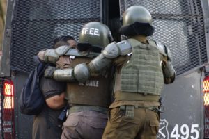 De firma mensual a sujeción del Sename: formalizan a siete personas por disturbios en Puente Alto y Santiago