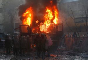 Quema de carro lanzaaguas marca manifestaciones en plaza Baquedano