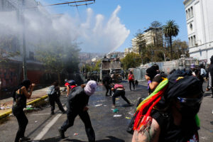 Incidentes aislados se registran en marcha por el 8M en Santiago