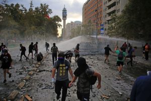 Metro mantiene estaciones cerradas por disturbios en el exterior