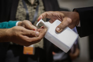 ¿La Constitución no permite regular los precios del alcohol gel, mascarillas y guantes?