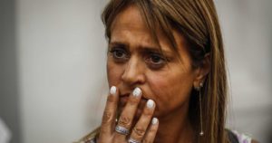 Captan a Jacqueline Van Rysselberghe bebiendo vino en sesión remota del Senado