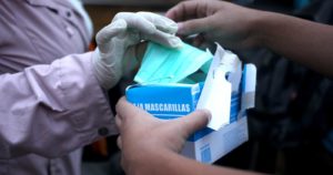 Fundación Luksic dona 1 millón de mascarillas para personal de la salud