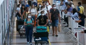 Canciller Ribera exige a aerolíneas solución para chilenos varados en el extranjero