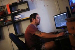 Teletrabajo: Especialista en ergonomía de la ACHS recuerda realizar pausas saludables tal cual como en la oficina