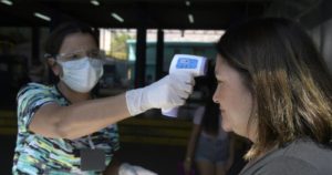 ¿Solo fiebre?: los otros síntomas predominantes del coronavirus en Chile