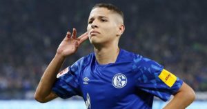 Schalke sanciona a jugador por estar de fiesta en un bar en pleno confinamiento