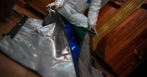 Hospitales y servicios de salud incrementan compras de bolsas mortuorias