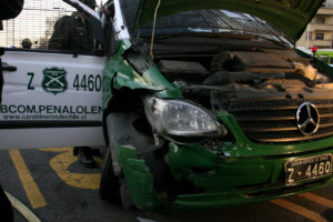 Carabineras resultan lesionadas tras choque entre patrulla y bus de Transantiago