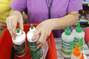 Toxicidad en pegamentos y artículos escolares para niños