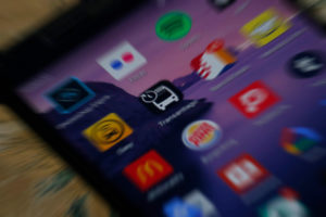 Adultos mayores realizan videollamadas ante restricción de visitas en residencias