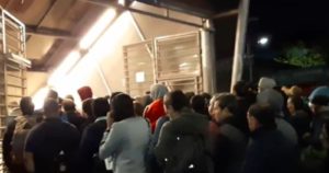 Toque de queda y nuevo horario del transporte público generan aglomeraciones en la Región Metropolitana