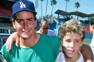 Charlie Sheen rechaza acusación de Corey Feldman de haber violado a Corey Haim
