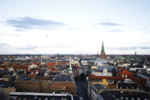 Chilenos en Alemania y Dinamarca relatan cómo se percibe la contingencia sanitaria desde los países con 