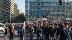 Alumnos del Instituto Nacional interrumpieron tránsito en la Alameda