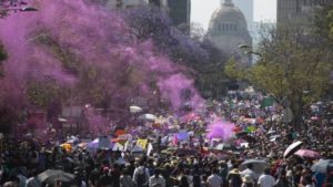 Multitudinarias marchas en el mundo por el 8M 