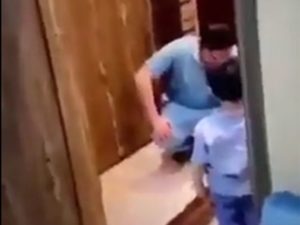 Lucha contra el coronavirus: el emotivo video del médico que no puede saludar a su hijo