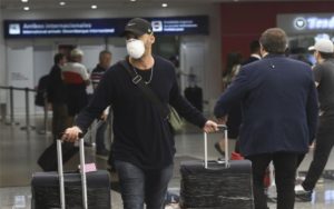 Argentina expulsa 270 turistas por no cumplir cuarentena de coronavirus y cierra todas sus fronteras
