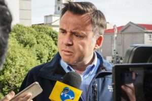 Alcalde de Punta Arenas en cuarentena por contacto con contagiado con coronavirus