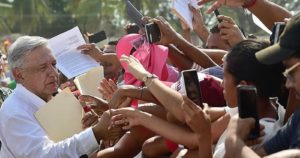 En medio del coronavirus, presidente de México insiste: “Hay que abrazarse, no pasa nada”