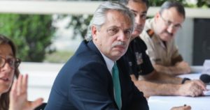 Argentina decreta cierre total de fronteras y fallecidos aumentan a 13 personas