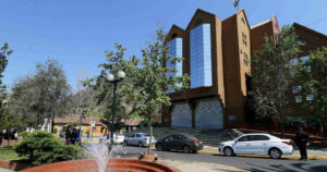 Canal 13 modifica su inicio de sus transmisiones para organizar el ingreso de sus equipos