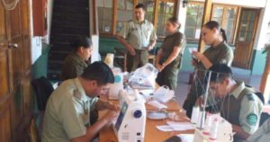 Carabineros confeccionan propias mascarillas para protegerse del coronavirus