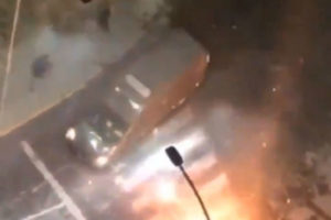 Carro de Carabineros atropelló a manifestante en las cercanías de Plaza Baquedano