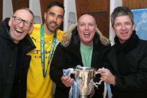 Defensa de Manchester City pide renombrar la Copa de la Liga en honor a Claudio Bravo