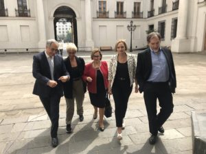 Colegio Médico se queda solo y La Moneda suma apoyos