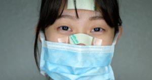 China ilumina edificios con rostros de médicos que han luchado contra el coronavirus