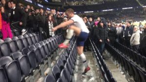 VIDEO | Jugador de Tottenham sube a las tribunas para encarar a un hincha por sus insultos