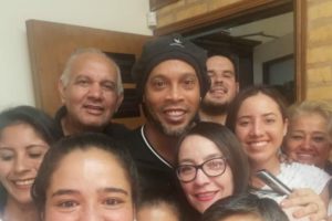 Empleados de la fiscalía paraguaya se fotografiaron con Ronaldinho durante declaración por pasaporte falso