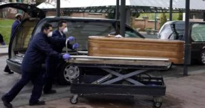 Convierten pista de hielo en morgue tras colapso de funeraria municipal de Madrid