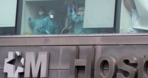 VIDEO | Hospitales en España: pacientes duermen en el suelo y muertos por coronavirus superaron los dos mil