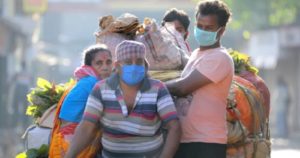 Coronavirus en la India: hombres hacen cuarentena en los árboles por falta de espacio