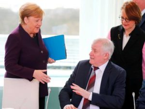VIDEO | Ministro rechaza saludo de Ángela Merkel por temor a contagiarse de coronavirus