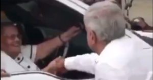 La polémica que generó el saludo del Presidente de México a mamá del Chapo Guzmán