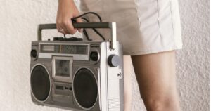 Estudiantes sin acceso a internet podrán escuchar sus clases a través de la radio