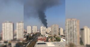Reportan incendio en galpón en el centro de Santiago