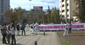 Grupo de 50 personas con overoles blancos y mascarillas protestó en Plaza Italia