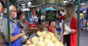 COVID-19: Autoridades entregan mascarillas a feriantes y llaman al autocuidado