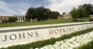 Experto mundial analiza medidas optadas por el gobierno chileno por coronavirus: 