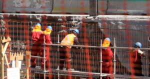 Paralizan obra por brote de coronavirus en construcción en Providencia