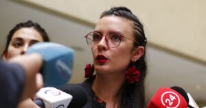 La ley de un artículo de Camila Vallejo y que condiciona regreso a clases