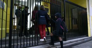 Alcaldes piden postergar reinicio de año escolar fijado para el 27 de abril